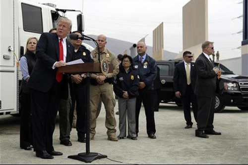 (FOTO) ​TRAMP U KALIFORNIJI! Obišao prototipove zida prema Meksiku